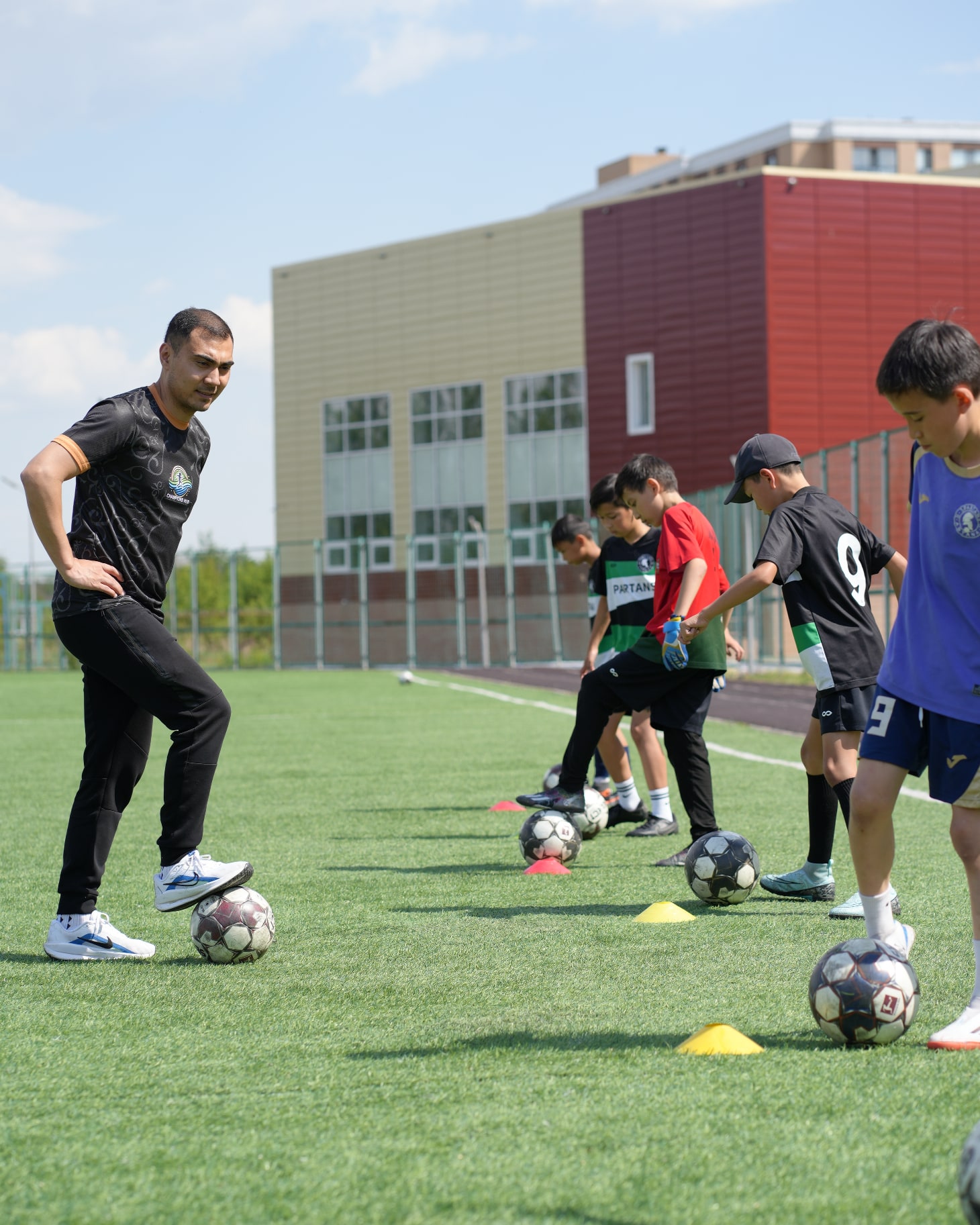 Дети занимаются на свежем воздухе в центре Champions Hub