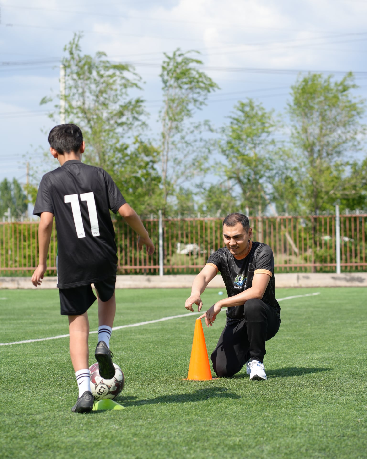 Дети занимаются ОФП на свежем воздухе в центре Champions Hub