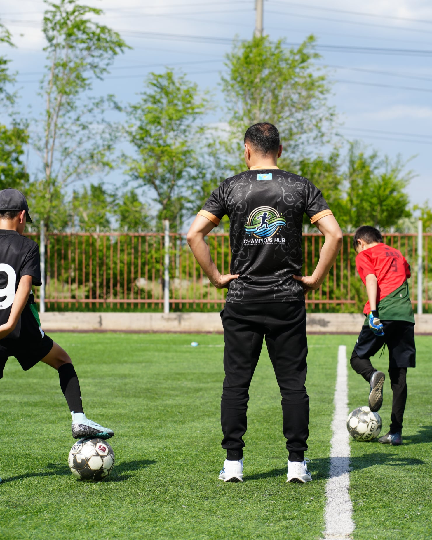 Дети занимаются ЛФК на свежем воздухе в центре Champions Hub 