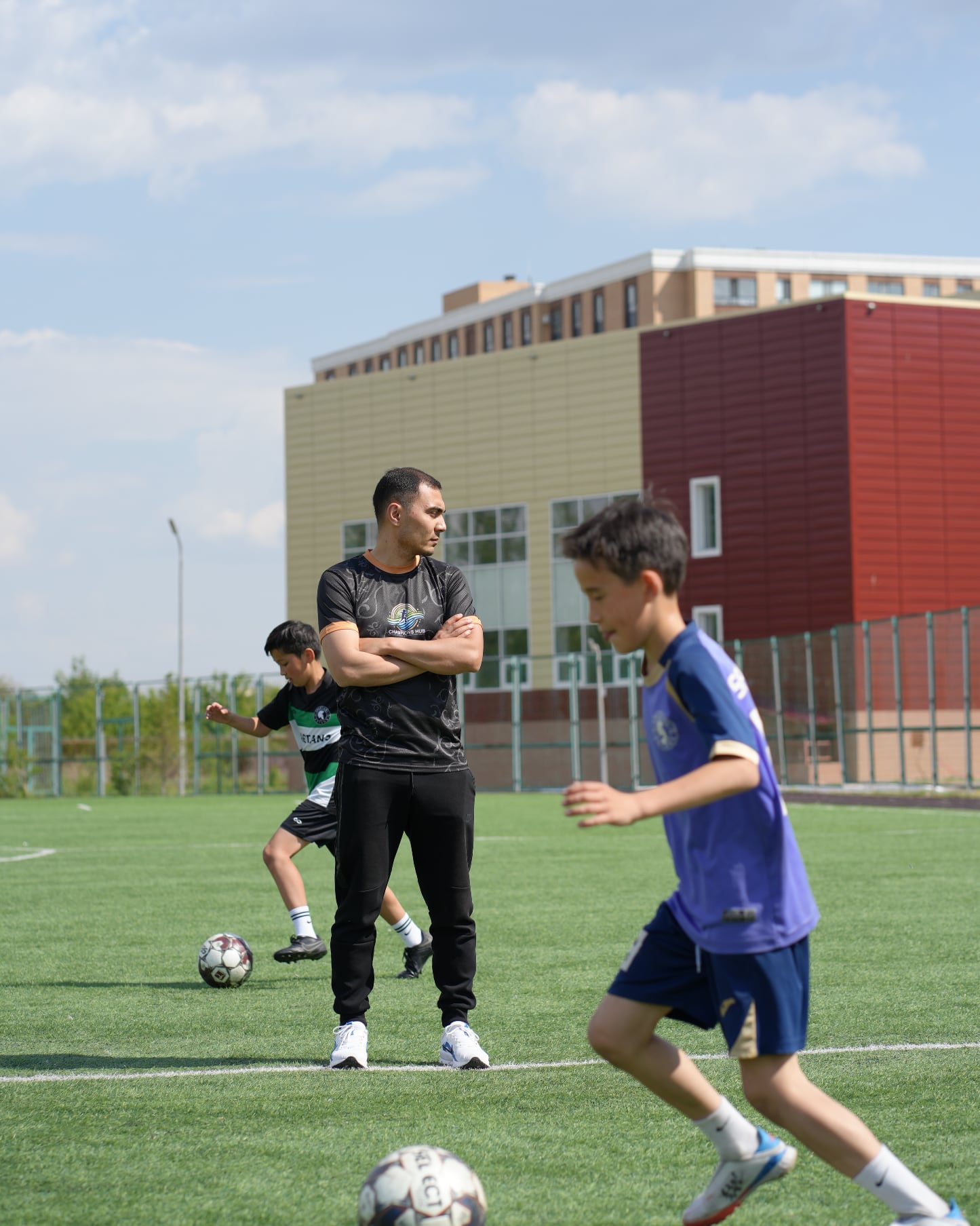 Дети занимаются на свежем воздухе в центре Champions Hub